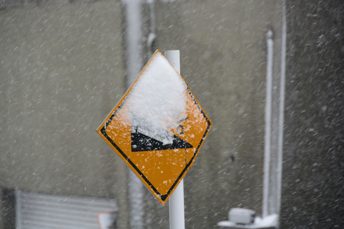 雪の積もった道路標識