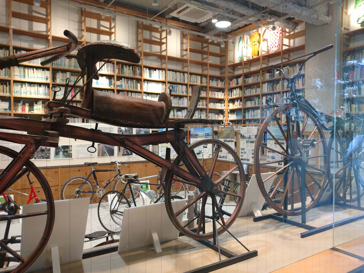 自転車文化センターの図書と資料
