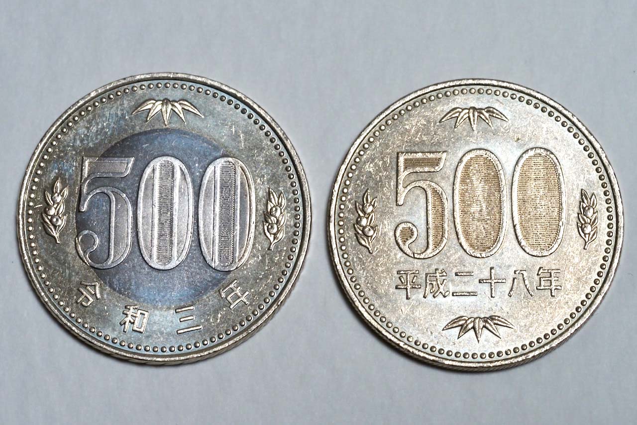 左が新500円玉・右が旧500円玉