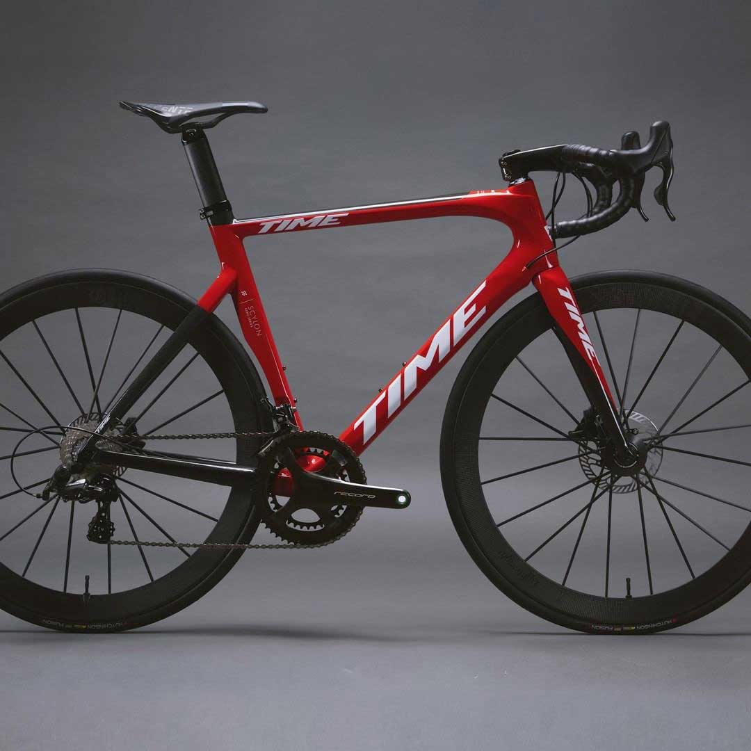 赤い自転車とウェアは結果的にあなたを速くするのかもしれない | CBN Blog