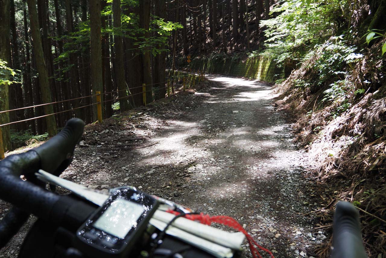 林道と自転車
