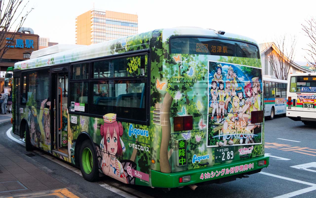 三島駅前のカラフルなバス