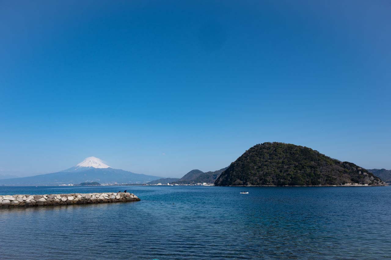 内浦湾の向こうに浮かんだ富士山