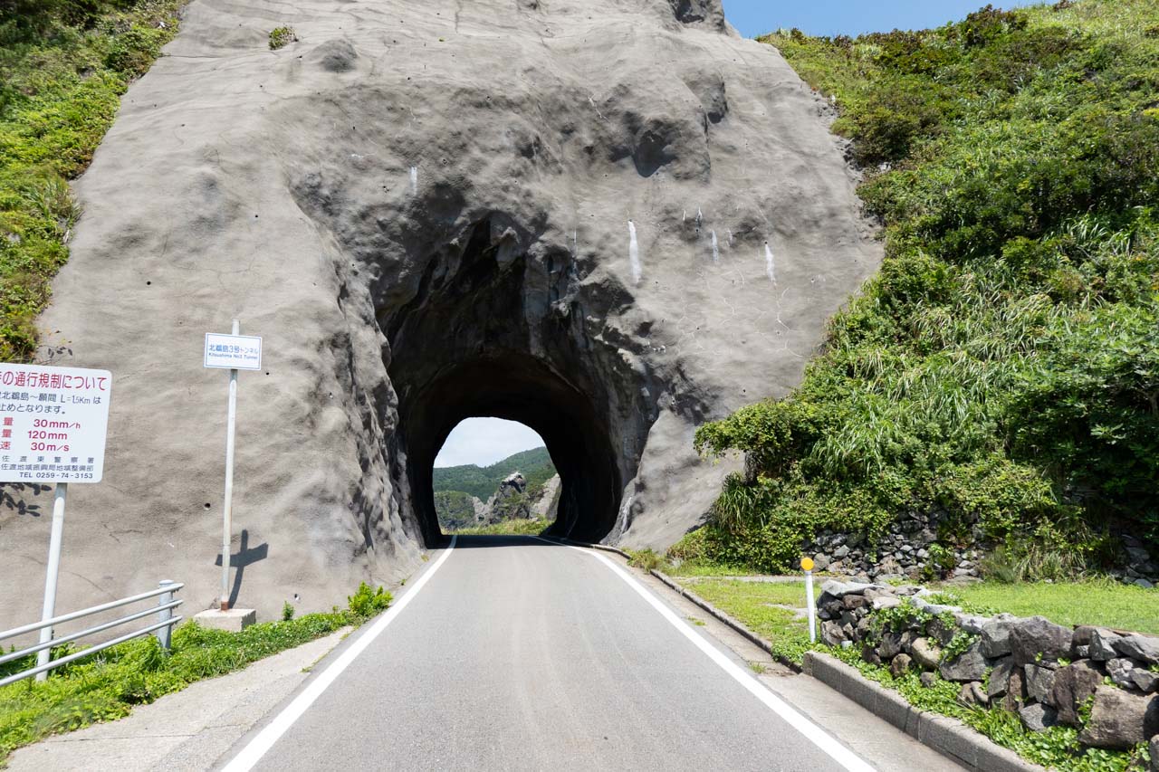 岩をブチ抜いたトンネル（佐渡島）