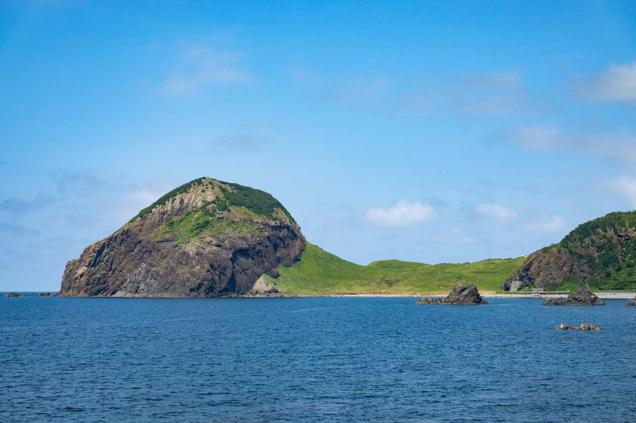 佐渡島の透き通った海と奇岩